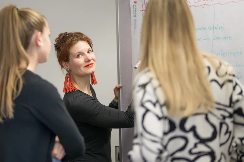 Luise Lerch Teilnehmerin Zertifikatslehrgang zeigt etwas am Whiteboard