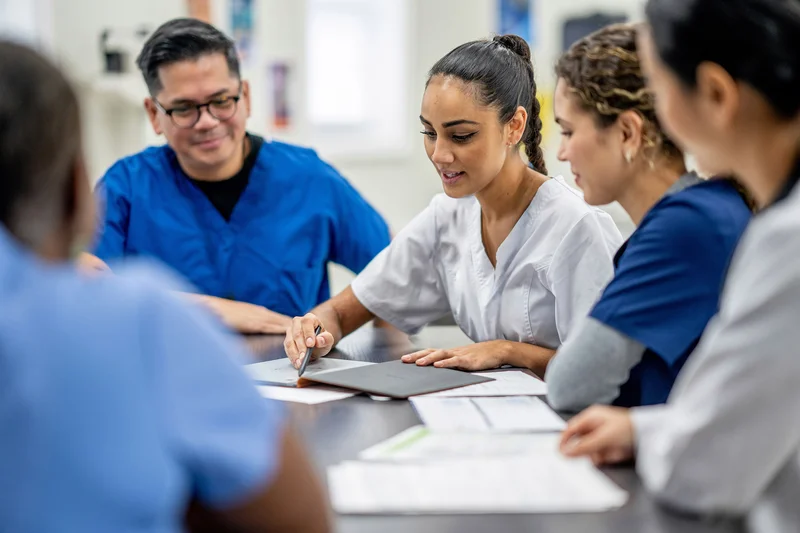 Klassenzimmer Szene im Berufsbildnerkurs für die Berufe Fachpersonen Gesundheit und Assistent:innen Gesundheit und Soziales