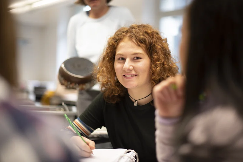 Junge Frau im Klassenzimmer
